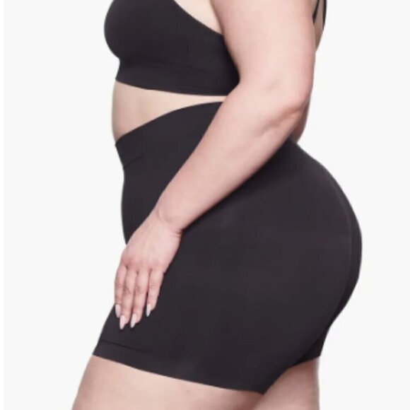 Skims Soft Smoothing Seamless Shorts in Onyx - 2X - Picture 2 of 3